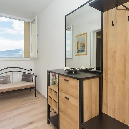 Split Apartment *