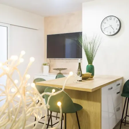 Split Apartment *