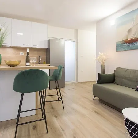 Split Apartment *