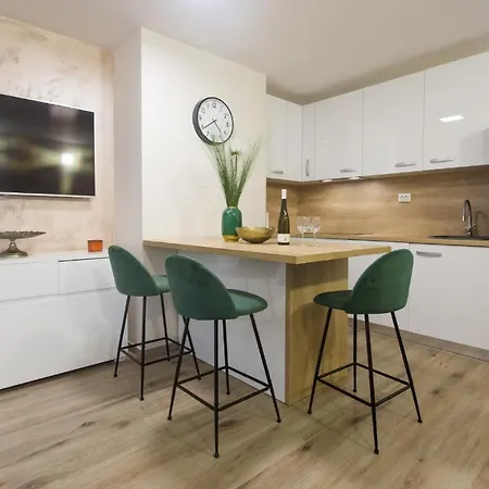Split Apartment *