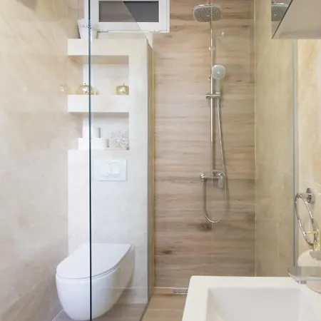 Split Apartment *